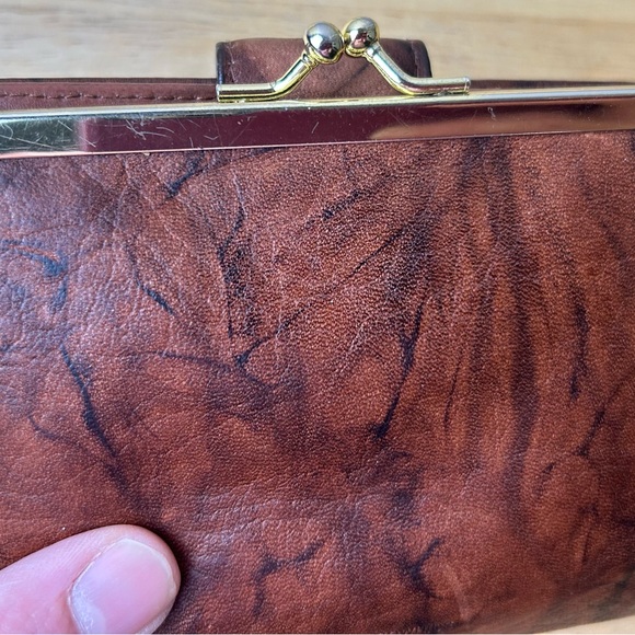 Buxton Cowhide Brown Leather Women’s Snap KISS Lock Bi Fold Wallet Embossed Logo - Picture 4 of 12